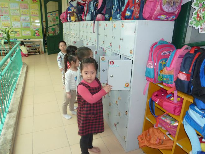 trẻ biết tự để đồ vào ngăn của mình