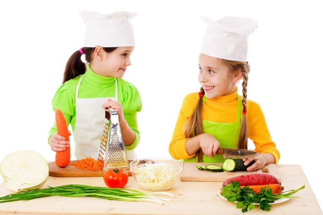bố mẹ dạy trẻ chế biến đồ ăn