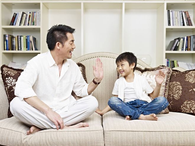 bố mẹ cần khen thưởng động viên trẻ