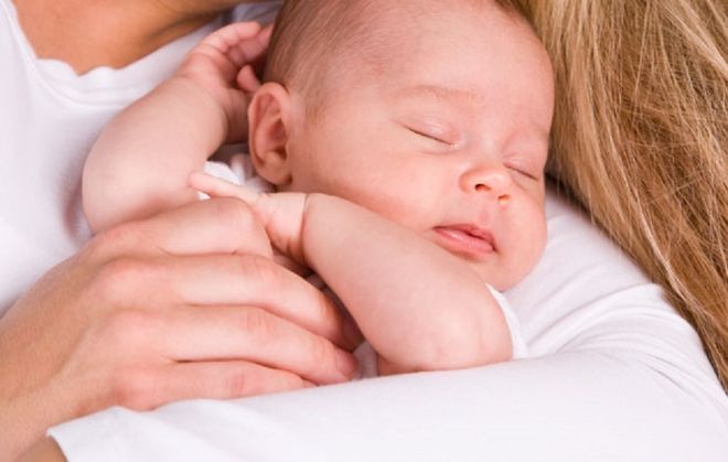 trẻ 2 tháng tuổi đi ngoài có bọt