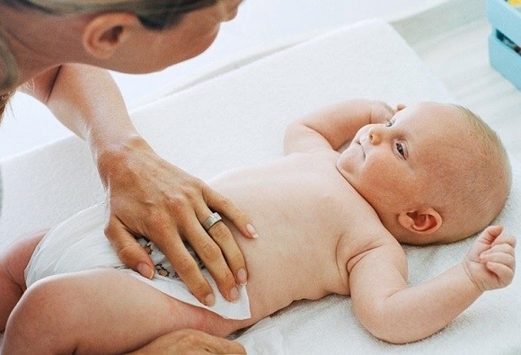 trẻ 2 tháng tuổi đi ngoài có bọt