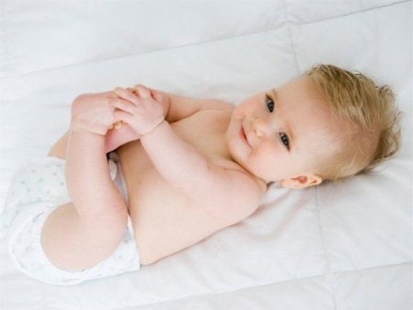 trẻ 2 tháng tuổi đi ngoài có bọt
