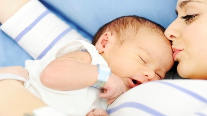 trẻ 2 tháng tuổi đi ngoài có bọt
