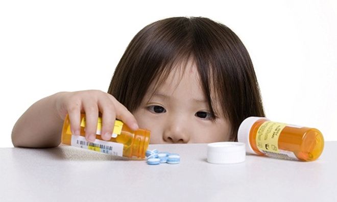 không tùy tiện cho bé uống thuốc