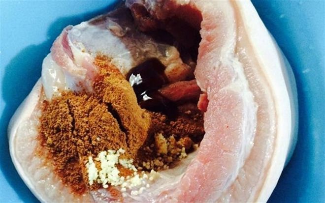ướp thịt với gia vị