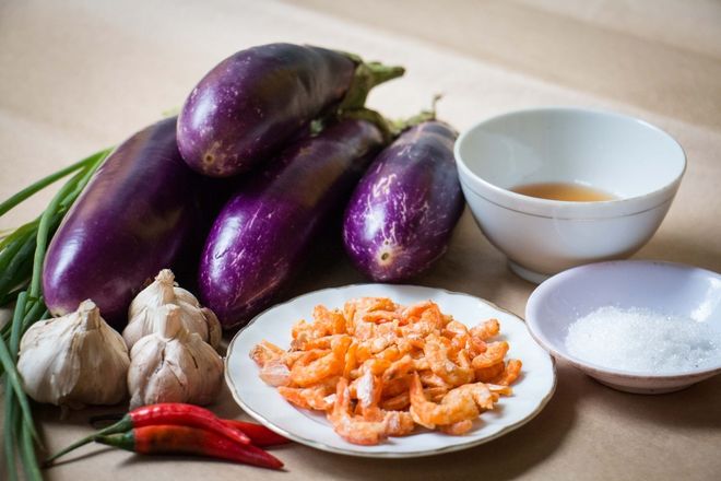 nguyên liệu cho cà tím xào tôm