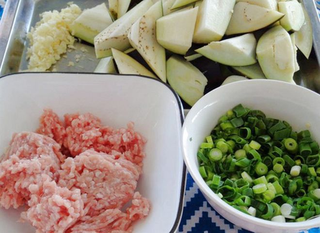 sơ chế cà tím xào thịt băm