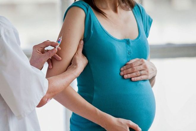 Mẹ bầu nên tiêm vắc xin theo chỉ định của bác sĩ