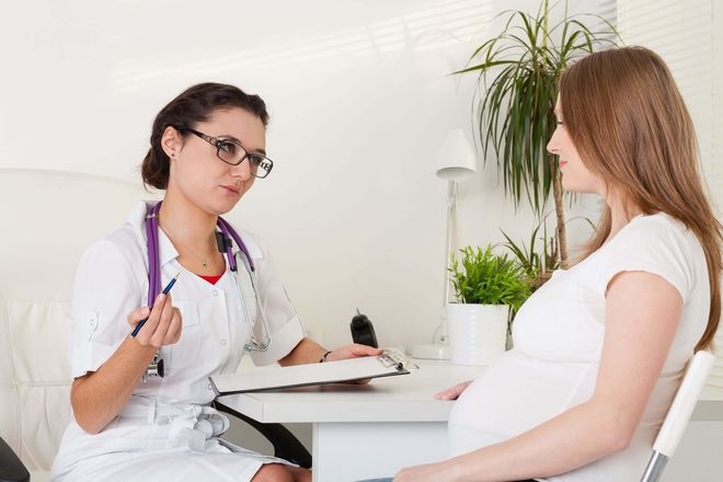 Khám thai và tiến hành các xét nghiệm khi thai già tháng.
