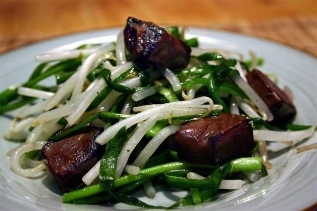 giá đỗ xào tiết lợn
