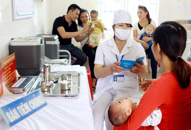 trao đổi với bác sĩ tại điểm tiêm phòng
