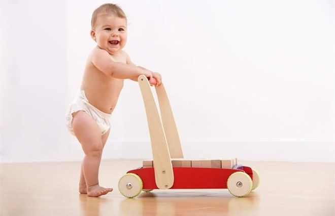 bé lười tập đi khi té ngã
