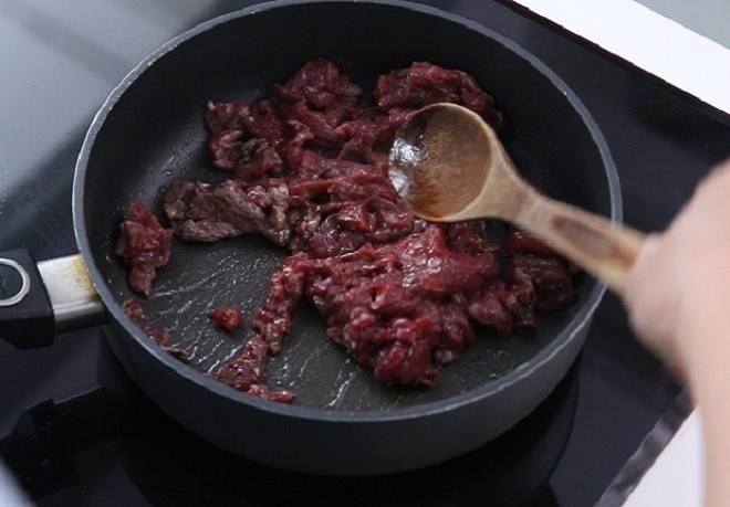 xào sơ thịt bò trên lửa lớn
