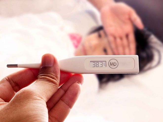 cặp nhiệt kế theo dõi bé bị sốt