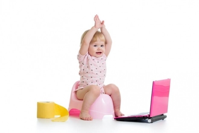 bé gái ngồi bô vỗ tay