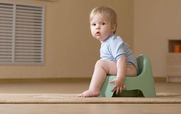 bé trai ngồi vô đi vệ sinh