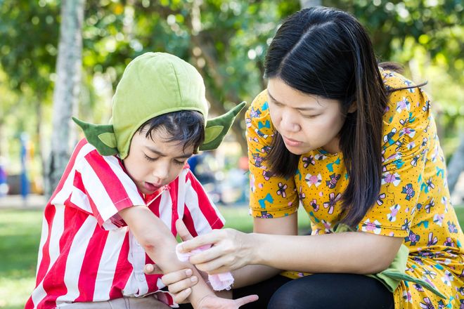 băng bó vết thương cho con trai
