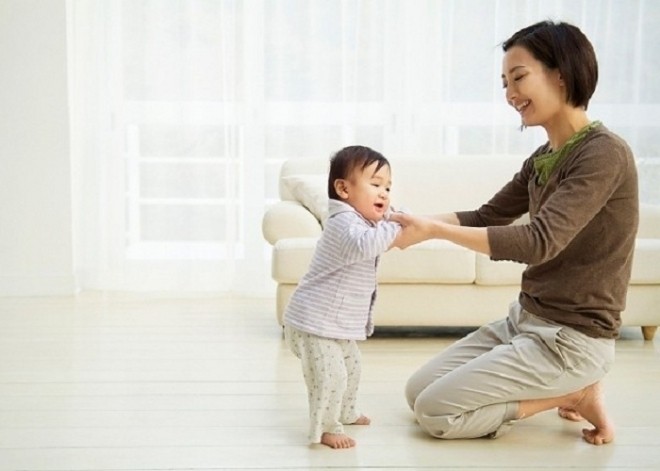 cho bé tập đi bằng cách vừa học vừa chơi
