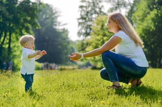tăng dần khoảng cách tập đi cho bé