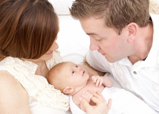 mẹ nói chuyện với bé