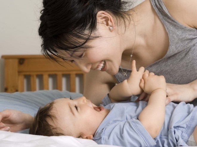 cho trẻ làm quen đám đông
