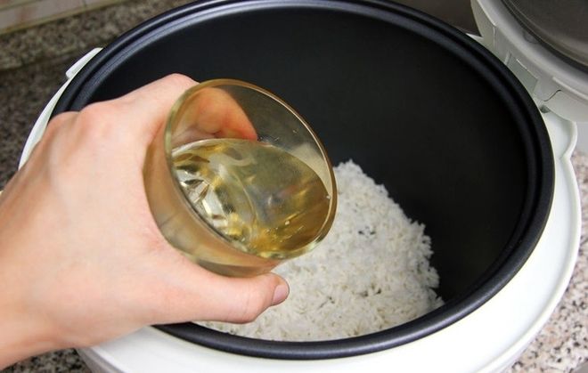 cho gạo vào nồi cơm điện