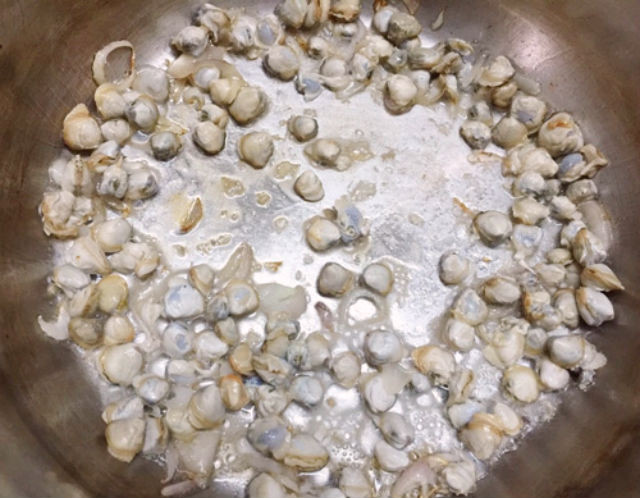cho hến vào chảo xào