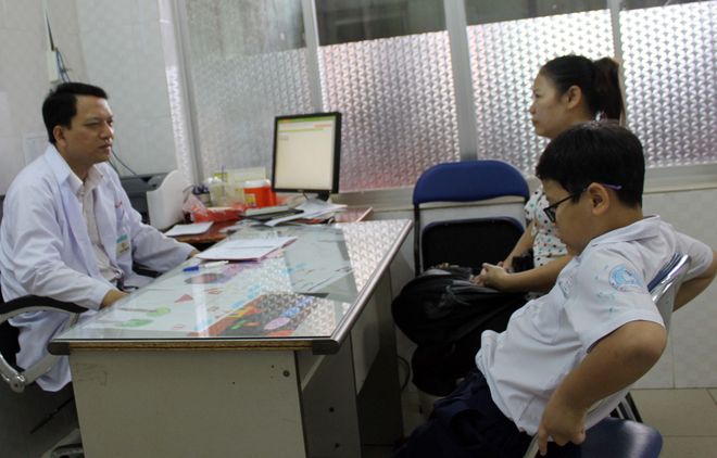 bác sĩ khám bệnh trẻ