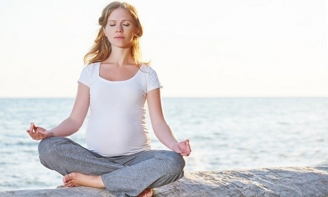 Tập yoga giúp mẹ có sức khỏe tốt và tinh thần minh mẫn - Ảnh Internet