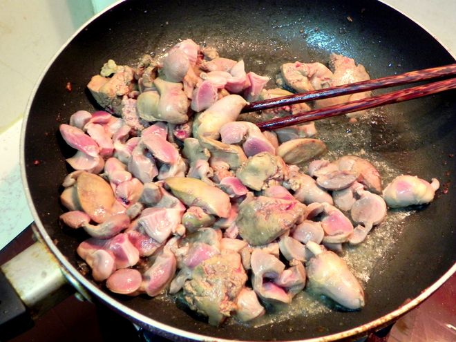cho lòng, gan và mề gà vào chảo xào