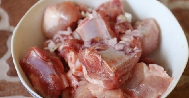 ướp sườn với gia vị