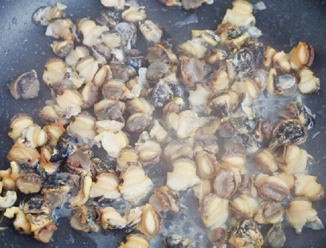 cho ốc vào chảo xào