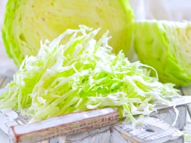 bắp cải cắt thành từng sợi nhỏ vừa ăn