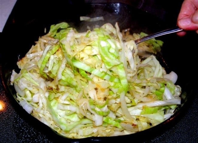 luôn xào đều tay để bắp cải không bị mềm nhũn