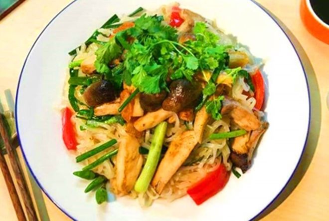hủ tiếu xào nấm