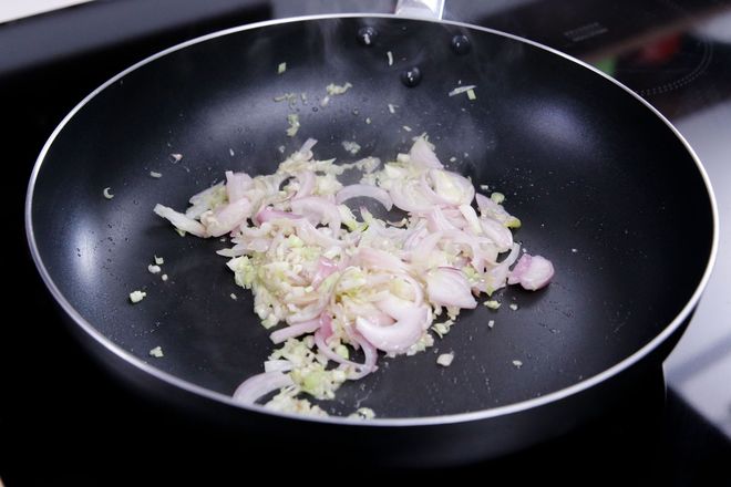 cho hành tỏi vào chảo phi thơm