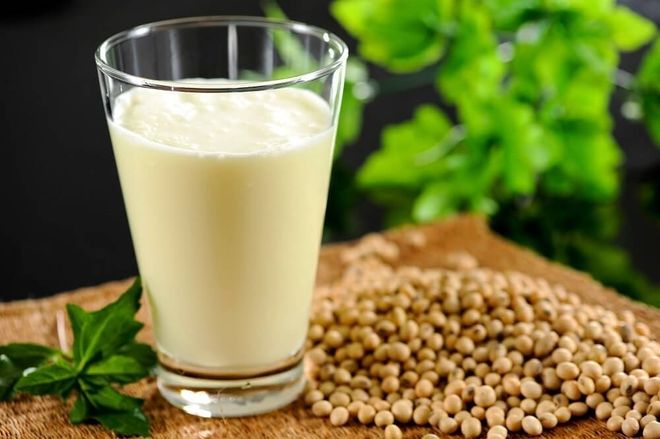 Đậu nành chứa nhiều Isoflavone, có tác dụng gần giống với hormone Estrogen