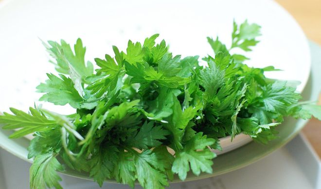Những chị em phụ nữ có niêm mạc tử cung mỏng nên thường xuyên sử dụng ngải cứu trong bữa ăn hằng ngày