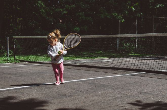 bé trên sân tennis