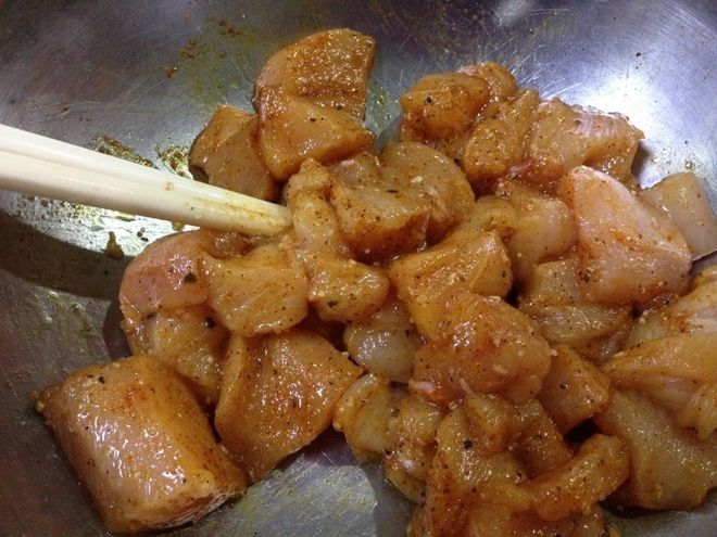 cho thịt gà vào xào