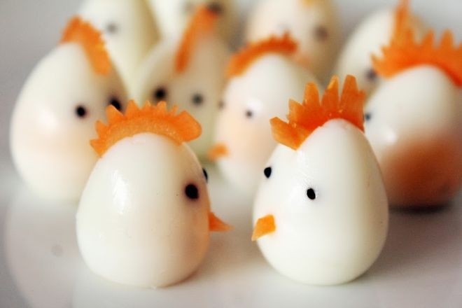 luộc chín trứng gà trứng cút và bóc vỏ