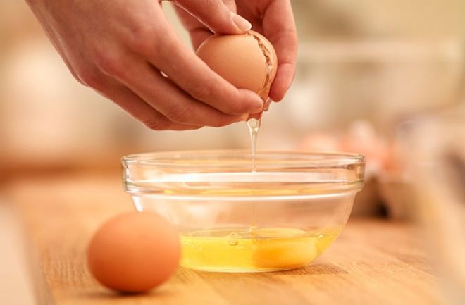 tách lòng đỏ trứng vào chén