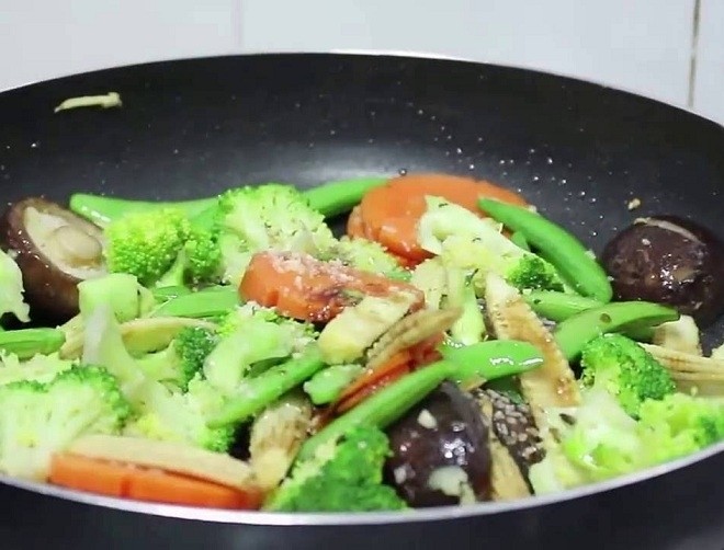 xào rau trên chảo