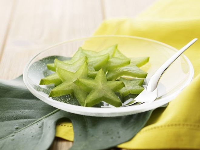 Khế chua cắt phần rìa, thái lát mỏng, để riêng ra đĩa