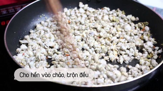 Cho hến vào chảo xào săn lại, nêm nếm gia vị vừa ăn