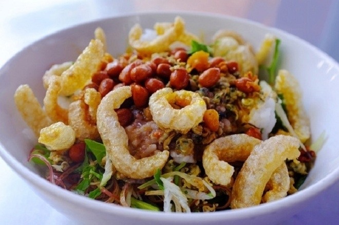Xếp tất cả nguyên liệu đã chuẩn bị lên cơm nóng