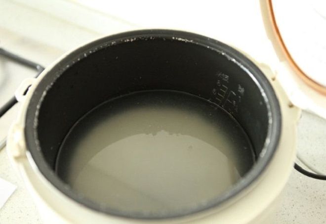 cho gạo vào nồi cơm điện