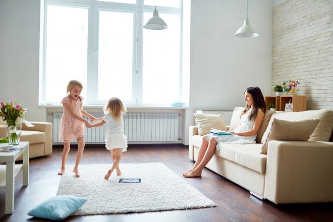 mẹ nhìn 2 con chơi với nhau