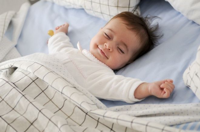 bé cười khi ngủ
