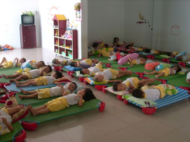 các bé mẫu giáo ngủ trưa